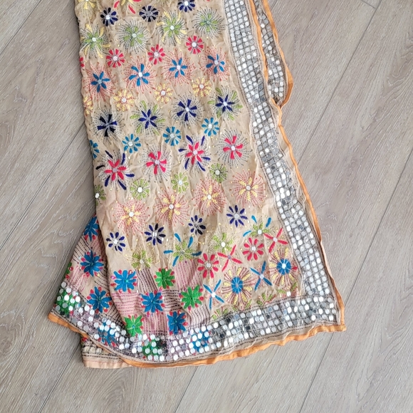 Scarve /wrap embellished large - Picture 3 of 3